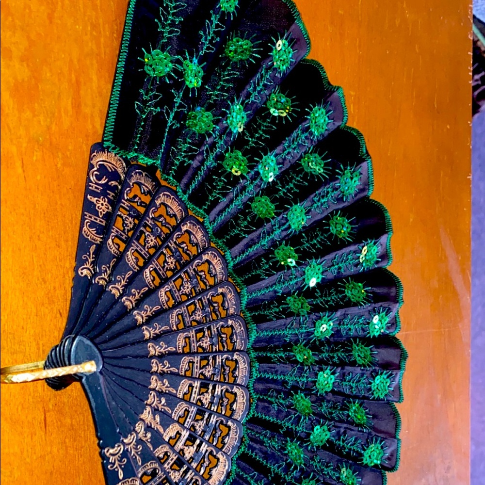 2 fans, black and green, blue and white.